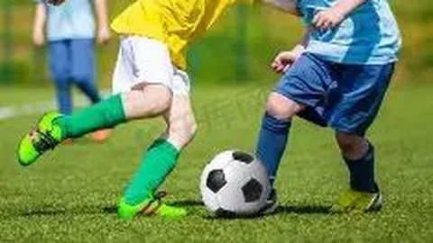 激战正酣！迪拜青年国民VS利雅得新月，亚冠赛场12胜10负巅峰对决！_

这个标题更加突出比赛的紧张气氛和双方战绩，同时吸引读者的关注。